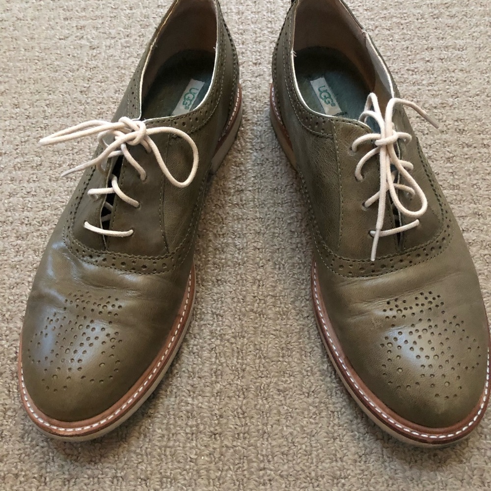 Beautiful pair of Leather UGG Oxfords